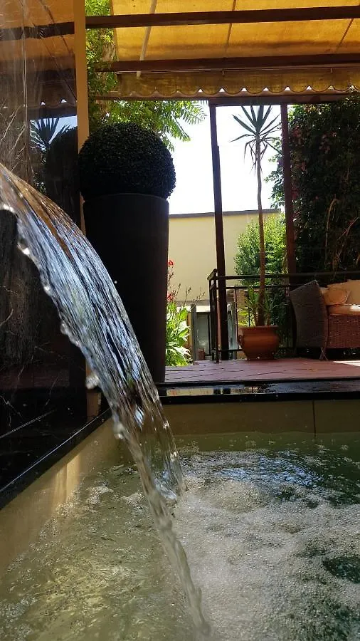 La Casa Con Piscina Riscaldata Interna Anna Luxury Garden Apartment Pisa Italy